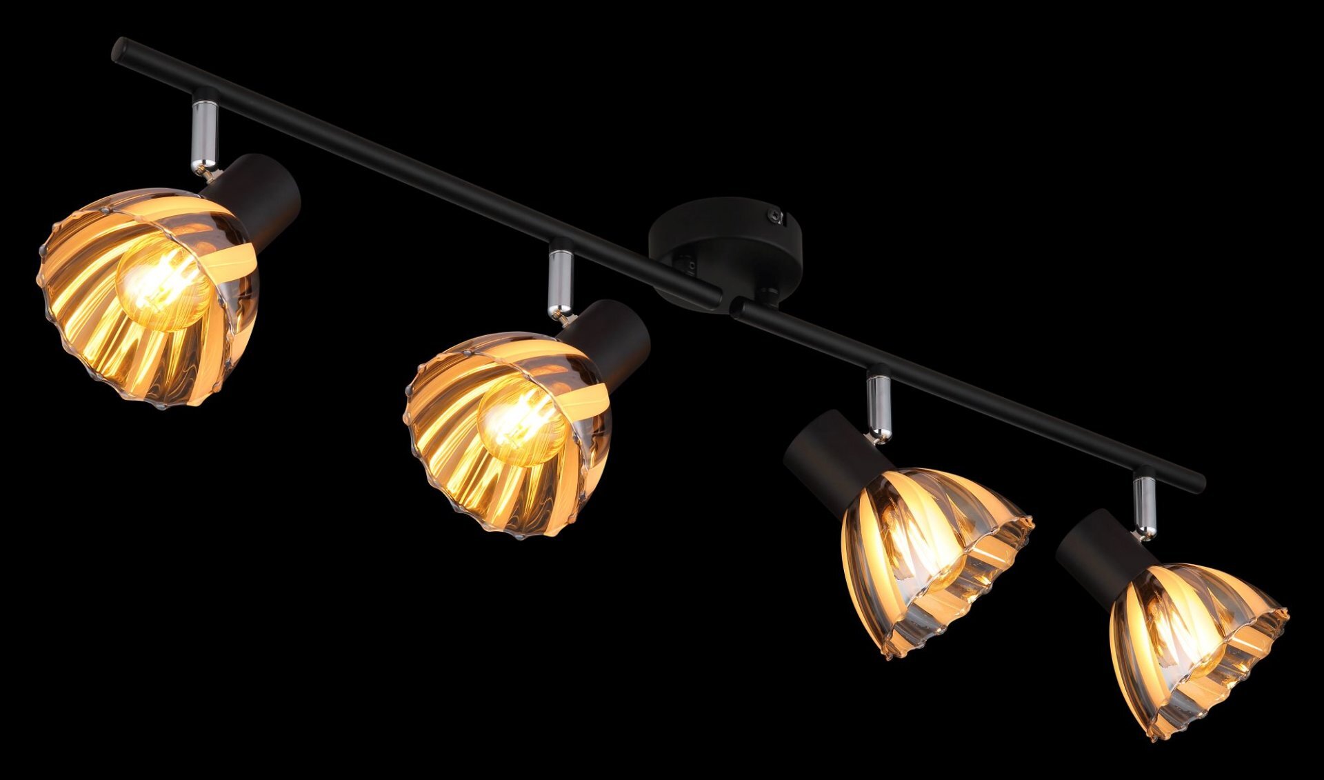 Czarna lampa sufitowa z czterema reflektorami o złotych, żebrowanych kloszach, zamontowana na prostym, poziomym ramieniu.