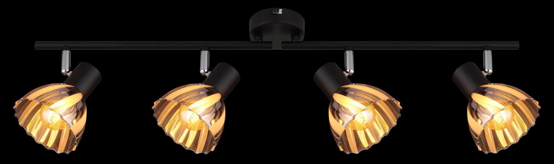 Czarna lampa sufitowa z czterema reflektorami o złotych, żebrowanych kloszach, zamontowana na prostym, poziomym ramieniu.