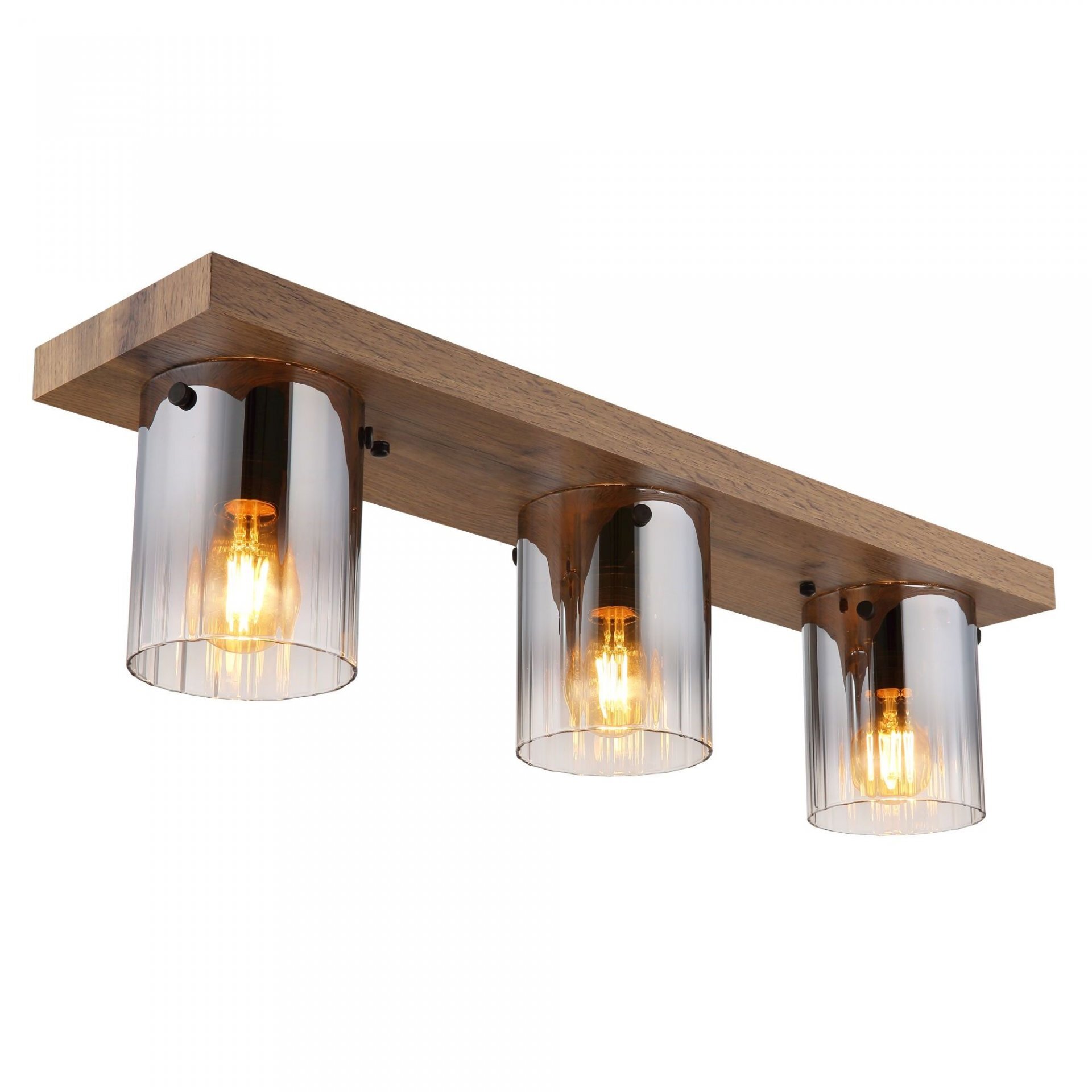 Lampa sufitowa z trzema szklanymi kloszami zamontowanymi na drewnianej belce. Każdy klosz zawiera żarówkę emitującą ciepłe światło.