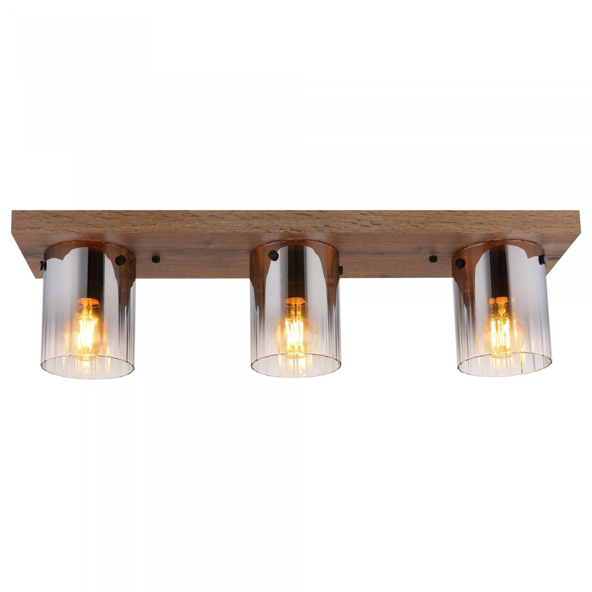 Lampa sufitowa z trzema szklanymi kloszami zamontowanymi na drewnianej podstawie. Każdy klosz zawiera żarówkę emitującą ciepłe światło.