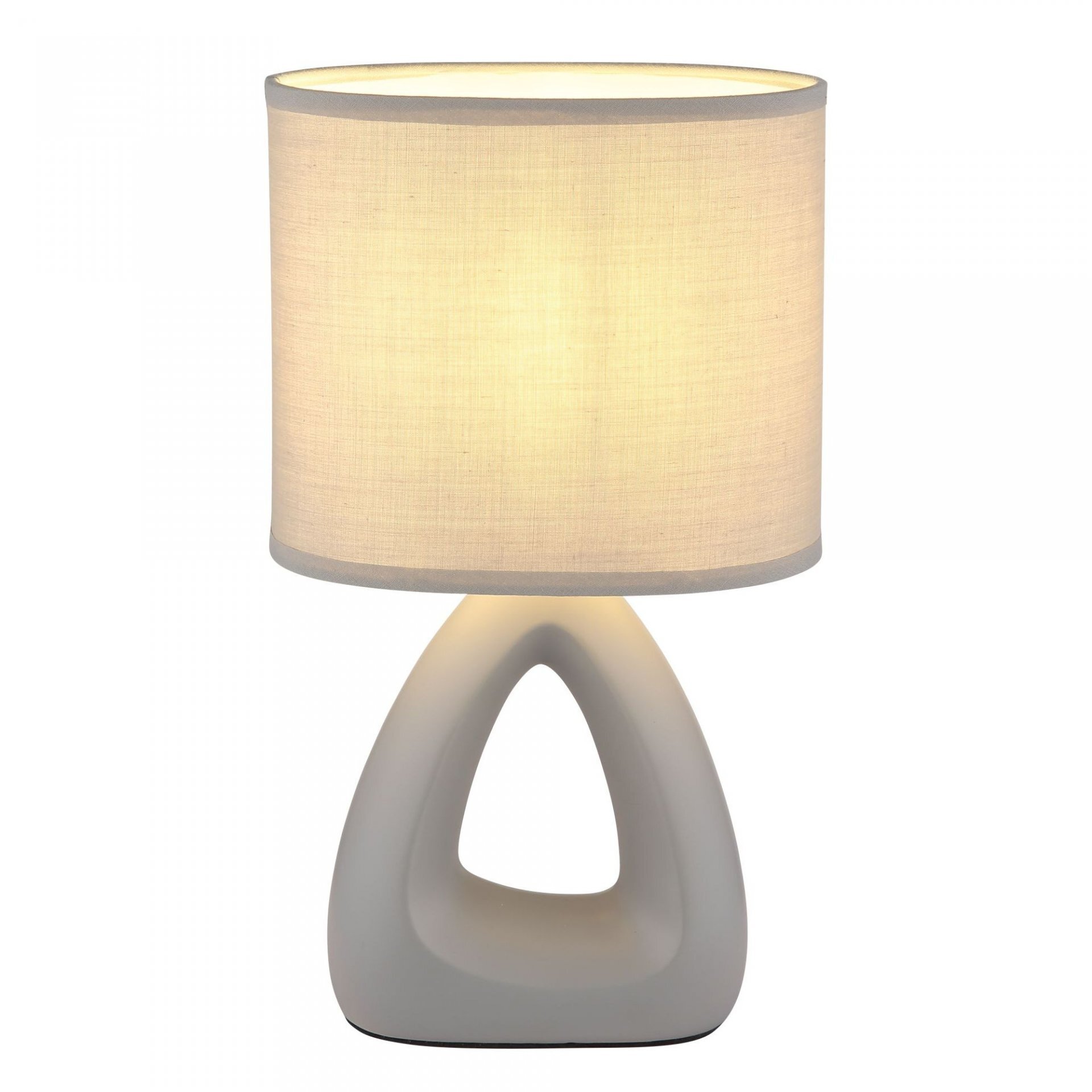 Nowoczesna lampa stołowa z białym, trójkątnym ceramicznym korpusem i jasnym, cylindrycznym abażurem. Lampa emituje ciepłe, rozproszone światło.