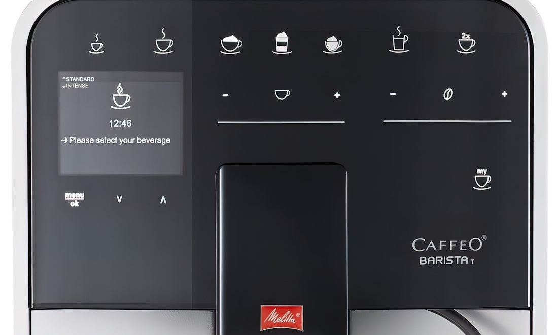 Panel sterowania ekspresu do kawy z wyświetlaczem pokazującym godzinę 12:46 i tekst \'Please select your beverage\'. Widoczne są ikony różnych napojów oraz logo Melitta.