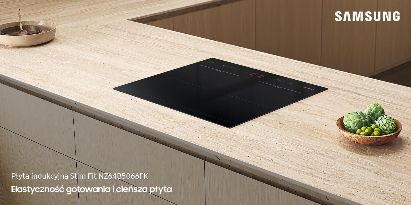 Na blacie kuchennym znajduje się czarna płyta indukcyjna. W tle widoczne są logo \'SAMSUNG\' oraz tekst: \'Płyta indukcyjna Slim Fit NZ64B5066FK Elastyczność gotowania i cieńsza płyta\'.
