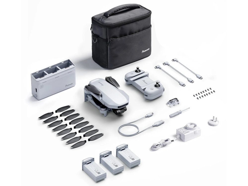 Na obrazie widoczny jest zestaw drona z akcesoriami, w tym torba, kontroler, ładowarka, śmigła, baterie i kable. Na torbie i ładowarce widnieje logo \'Potensic\'.