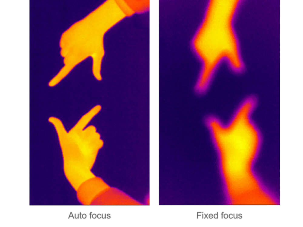 Obraz przedstawia dwa zdjęcia termowizyjne dłoni w różnych ustawieniach ostrości: \'Auto focus\' i \'Fixed focus\'. Dłoń w trybie \'Auto focus\' jest wyraźniejsza niż w trybie \'Fixed focus\'.