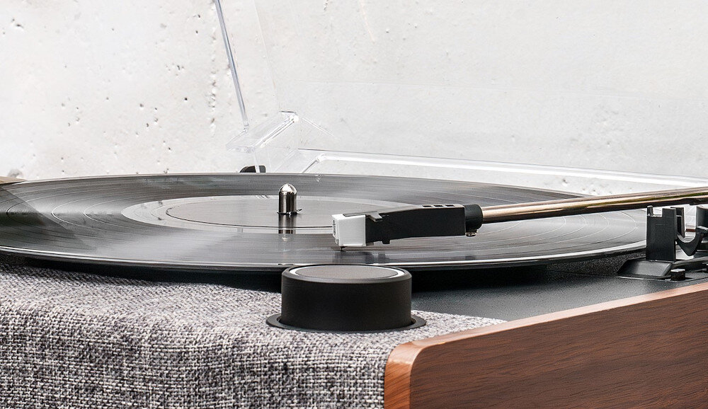 Gramofon VICTROLA VTA-74 - Dźwięk ukryty w tkaninie, kadr na pokrętło