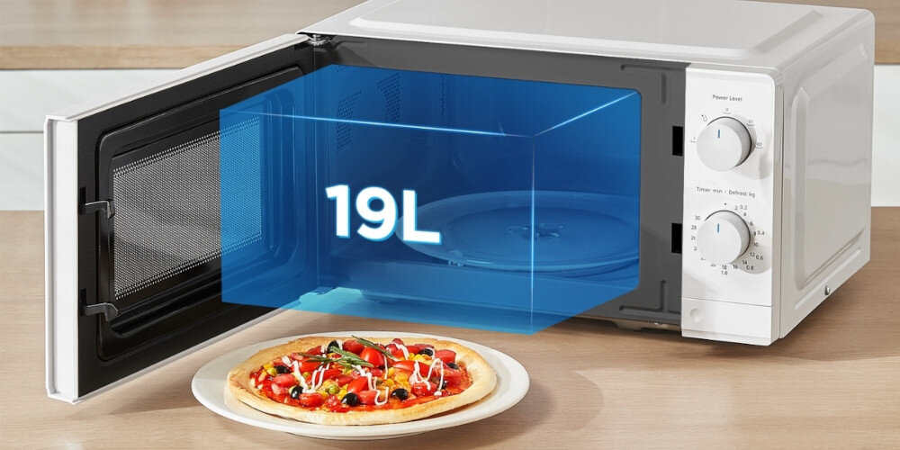 Na zdjęciu znajduje się otwarta kuchenka mikrofalowa z widocznym napisem \'19L\' oraz talerz z pizzą przed urządzeniem. Kuchenka ma dwa pokrętła do regulacji ustawień.