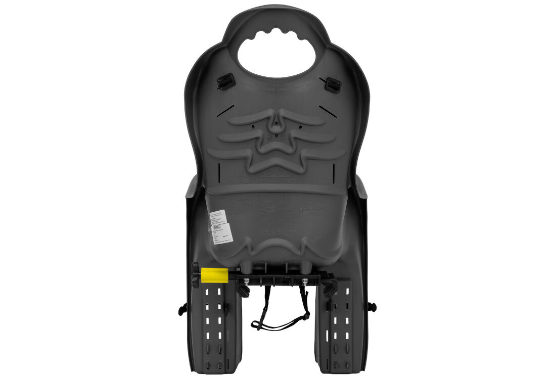 Grafitowo-czarny fotelik rowerowy z otworem na uchwyt w górnej części i miejscem na nogi z otworami wentylacyjnymi. Na foteliku widoczna jest etykieta z tekstem oraz elementy mocujące.