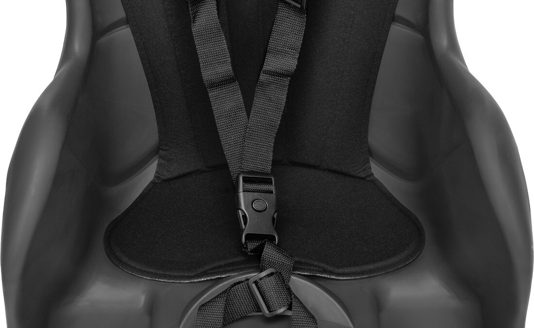 Czarny fotelik rowerowy z pasami bezpieczeństwa i wyściółką na siedzisku.