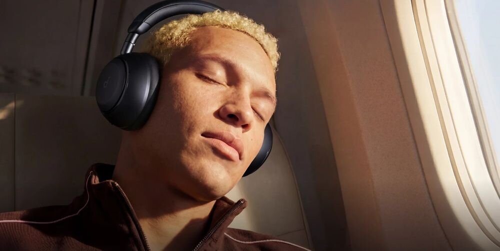 Słuchawki nauszne SOUNDCORE Space 2 ANC redukcja szumów aktywna technologia ANC komfort podróży, osoba z założonymi słuchawkami