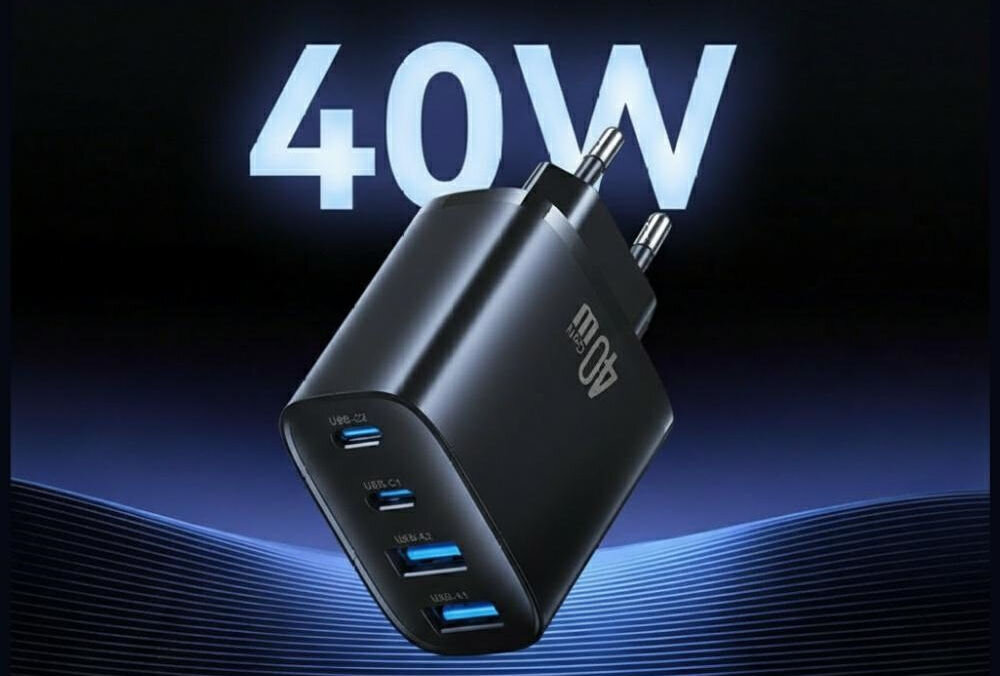 Czarna ładowarka sieciowa z czterema portami USB, oznaczonymi jako USB-C1, USB-C2, USB-A1 i USB-A2, z napisem \'40W\' w tle. Na ładowarce widoczne jest logo producenta oraz napis \'40W\'.