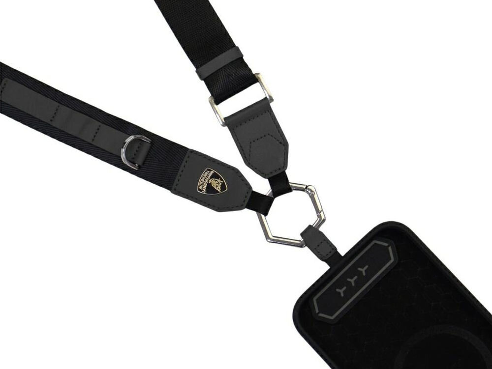 Czarna smycz do telefonu z metalowymi elementami i logo Lamborghini. Smycz jest przymocowana do etui na telefon z sześciokątnym wzorem.