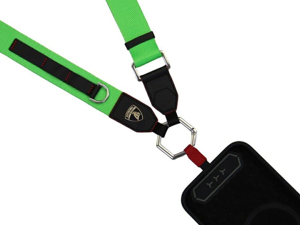 Zielona smycz do telefonu z czarnymi i czerwonymi akcentami, z widocznym logo Lamborghini na jednym z elementów. Smycz jest połączona z etui na telefon za pomocą metalowego karabińczyka.