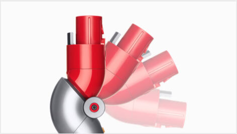 Obraz przedstawia czerwony element z zestawu akcesoriów do odkurzacza, który jest pokazany w kilku pozycjach obrotu. Element jest połączony z metaliczną częścią o zaokrąglonym kształcie.