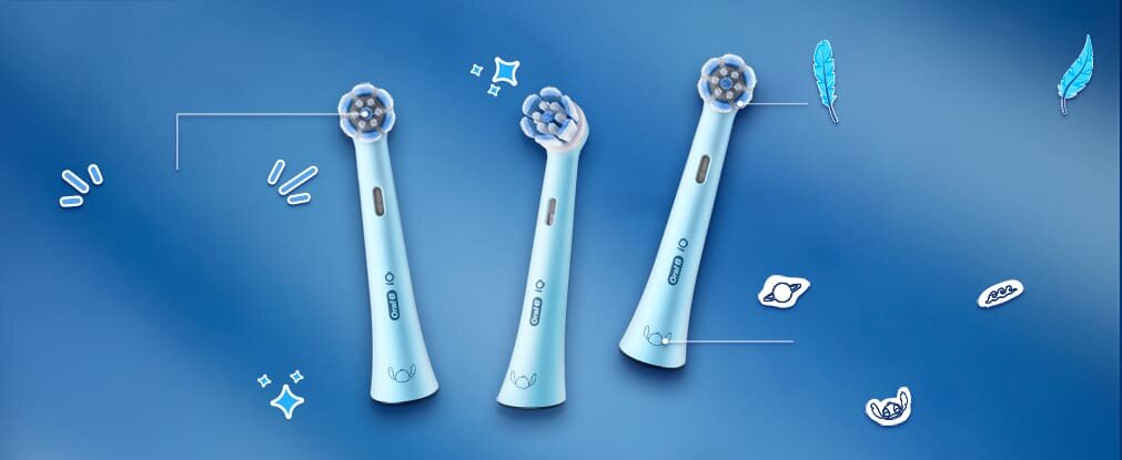 Na niebieskim tle znajdują się trzy niebieskie końcówki szczoteczek do zębów z logo ORAL-B. Wokół nich widoczne są małe, dekoracyjne grafiki, takie jak gwiazdki i piórka.