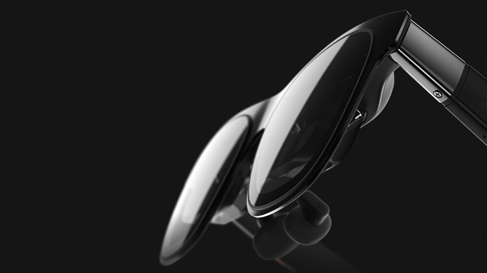 Okulary XREAL One Pro prezentacja okularów pod kątem na ciemnym tle wyświetlacz przekątna pole widzenia wielkość obrazu kalibracja barw system korekcji immersja