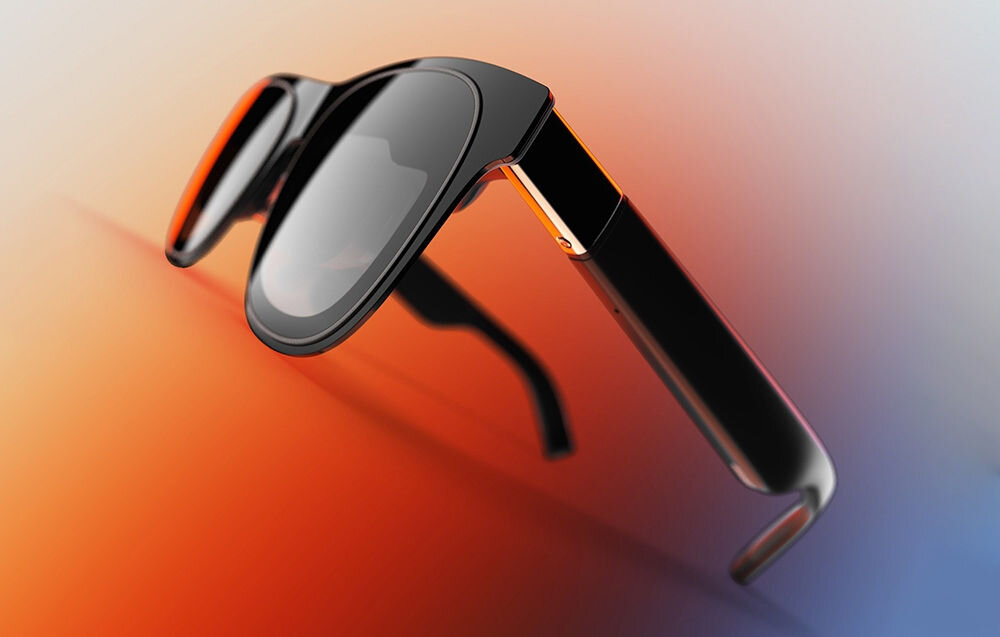 Okulary XREAL One Pro prezentacja okularów pod kątem pomarańczowo-niebieska poświata częstotliwość odświeżania eliminacja efektu smużenia płynne przejścia obrazu niski czas reakcji 3 ms