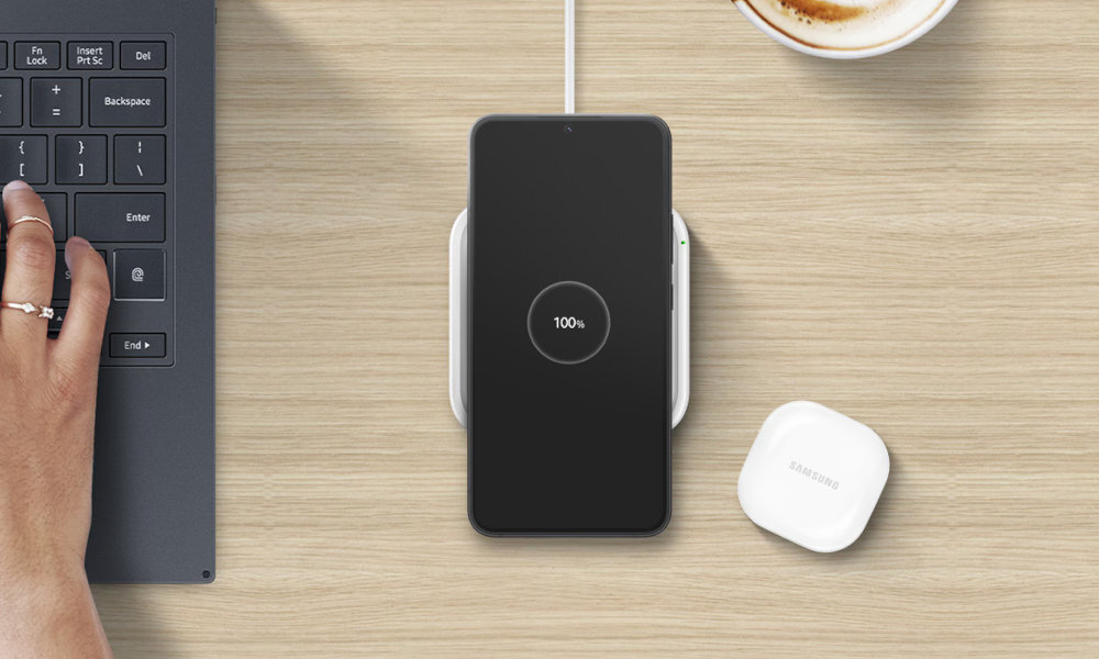 SAMSUNG Duo EP-P2400 smukły, elegancki kompaktowy design kompaktowe wymiary 155 x 91 x 16,5 mm telefon słuchawki - ładowarka na stoliku, na niej słuchawki i telefon