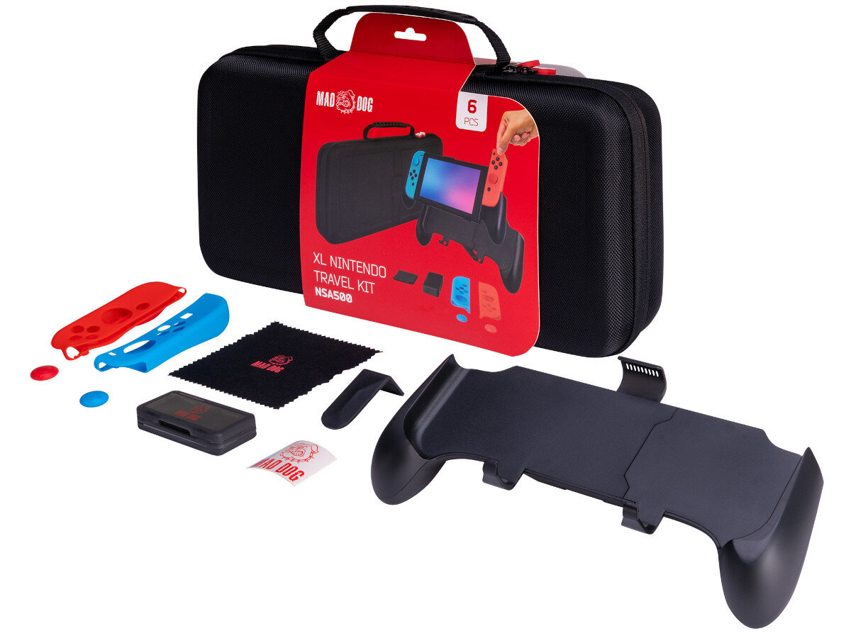 Na obrazie znajduje się zestaw akcesoriów do konsoli, w tym czarne etui z czerwonym opakowaniem z napisem \'MAD DOG XL NINTENDO TRAVEL KIT NSA500\'. Wokół etui rozłożone są różne elementy zestawu, takie jak kolorowe osłony, ściereczka i uchwyt.