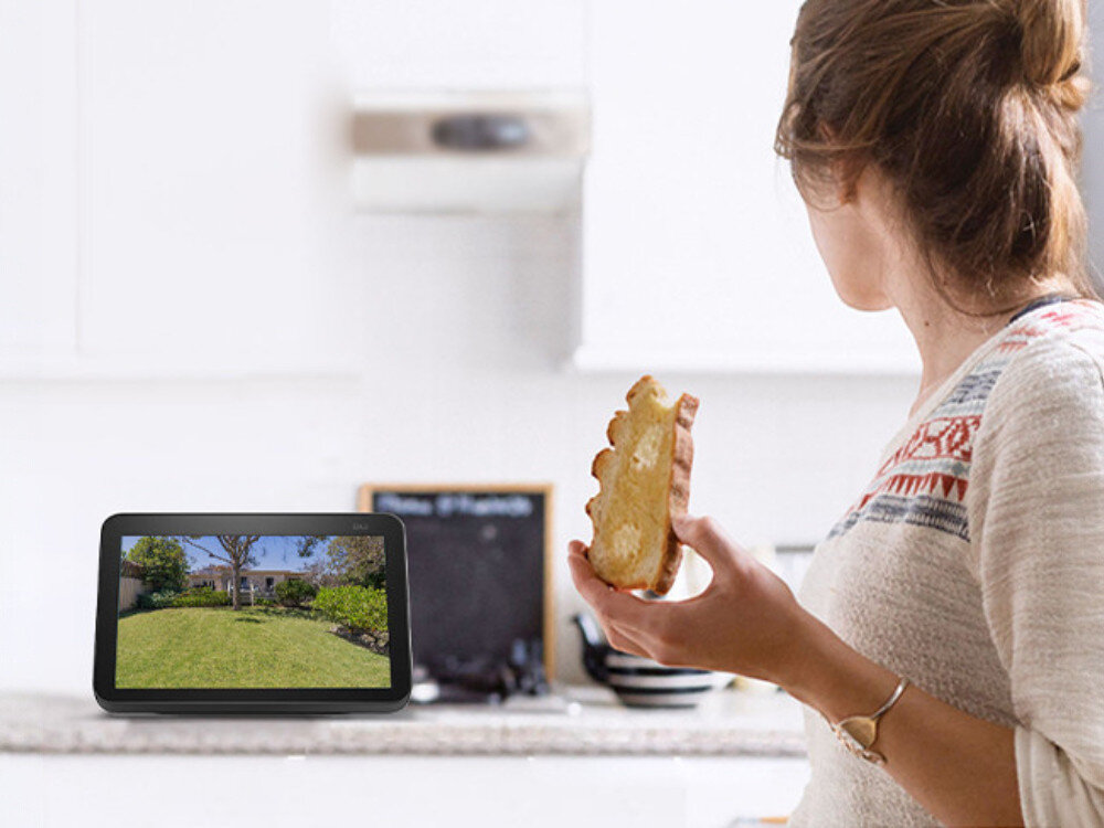 Kamera TP-LINK Tapo C610 Zewnętrzna, Wi-Fi, Kamera obrotowa, alexa, asystent, głos, integracja, kobieta jedząc śniadanie ogląda monintoring w domu