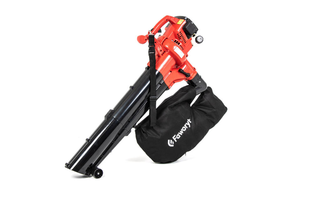 Odkurzacz do liści spalinowy w kolorze czerwonym i czarnym z widocznym workiem na liście z napisem \'Faworyt\'. Urządzenie posiada długi, czarny rurociąg i uchwyt do przenoszenia.