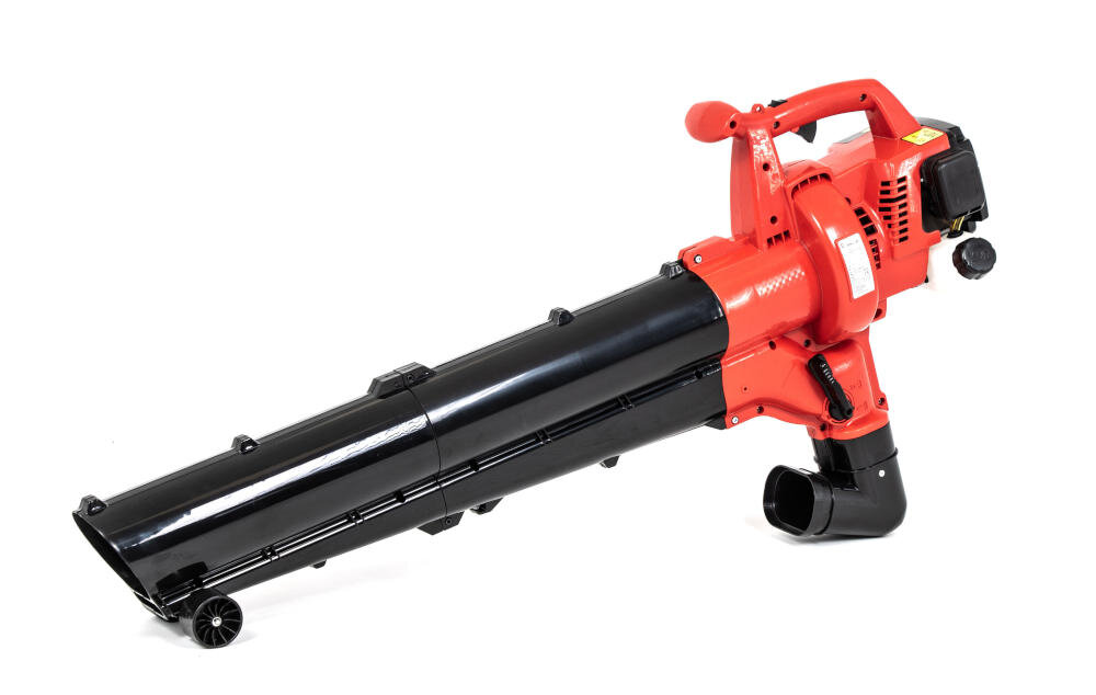 Odkurzacz do liści w kolorze czerwono-czarnym z dużą rurą ssącą i uchwytem. Urządzenie posiada koła ułatwiające manewrowanie.