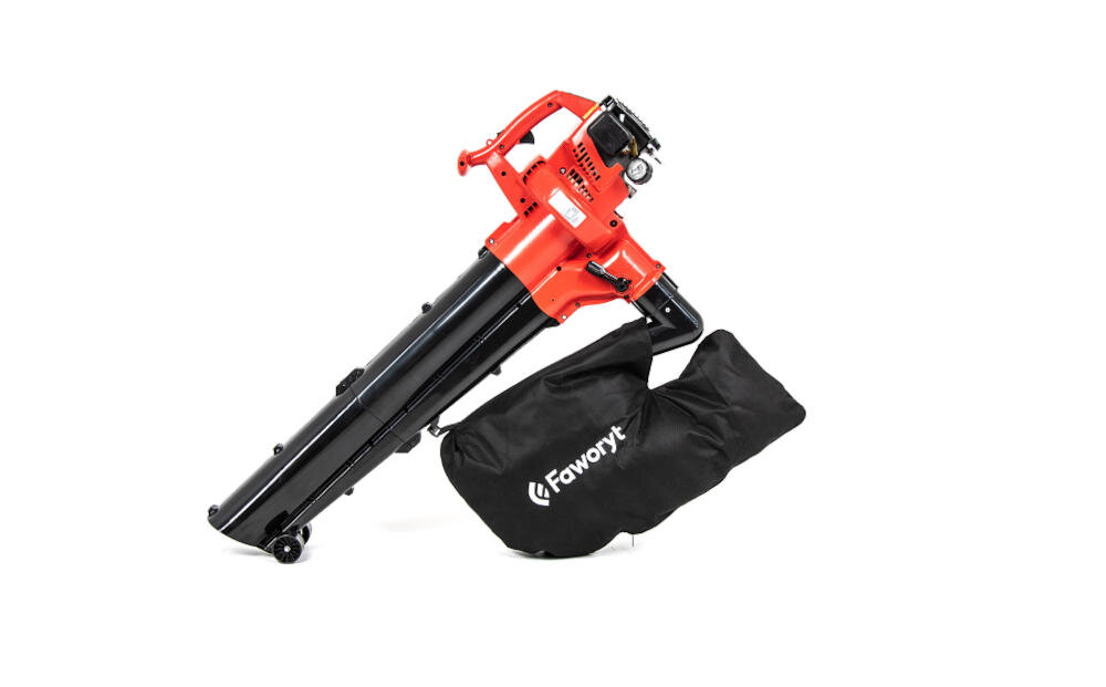 Na obrazie widoczny jest spalinowy odkurzacz do liści w kolorze czerwonym z czarnym workiem na odpady. Na worku znajduje się logo \'Faworyt\'.