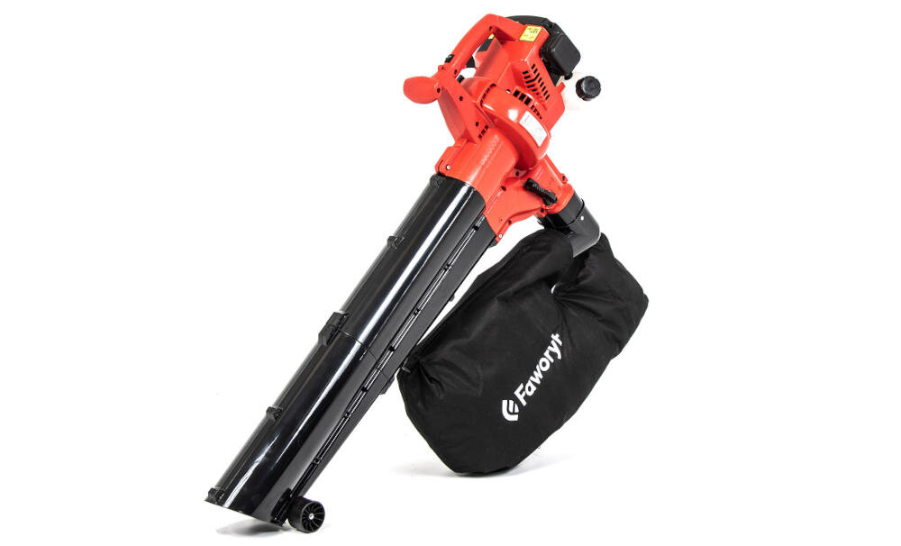 Na zdjęciu znajduje się spalinowy odkurzacz do liści w kolorze czerwonym i czarnym z czarnym workiem na odpady. Na worku widnieje napis \'Faworyt\'.