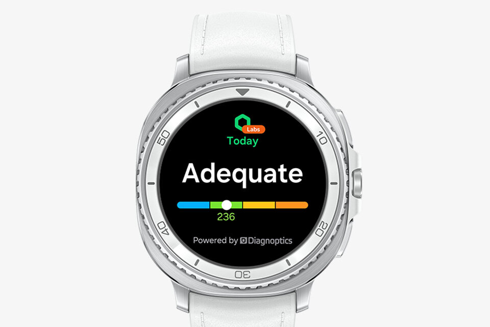 Smartwatch z białym paskiem i srebrną kopertą wyświetla na ekranie napis \'Adequate\' oraz wskaźnik z wartością 236. Na dole ekranu widnieje napis \'Powered by Diagnoptics\'.