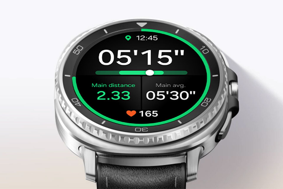 Smartwatch z okrągłym wyświetlaczem pokazuje czas 05\'15\