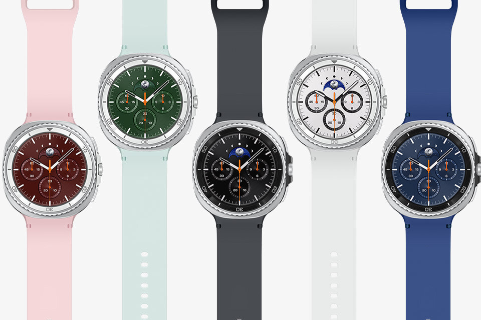 Pięć smartwatchy z okrągłymi tarczami, każdy z innym kolorem paska: różowy, miętowy, czarny, biały i niebieski. Na tarczach widoczne są trzy mniejsze zegary i symbol księżyca.