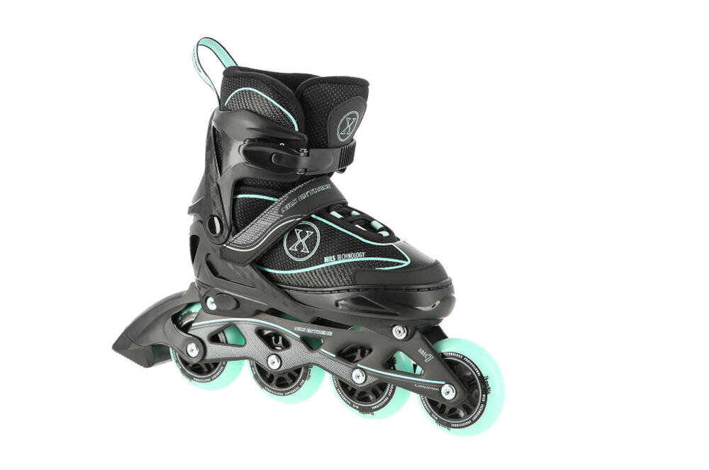 Czarno-miętowe łyżworolki z czterema kółkami i napisem \'NILS EXTREME\' oraz \'NILS TECHNOLOGY\' na boku. Posiadają regulowany rozmiar i solidne zapięcia.