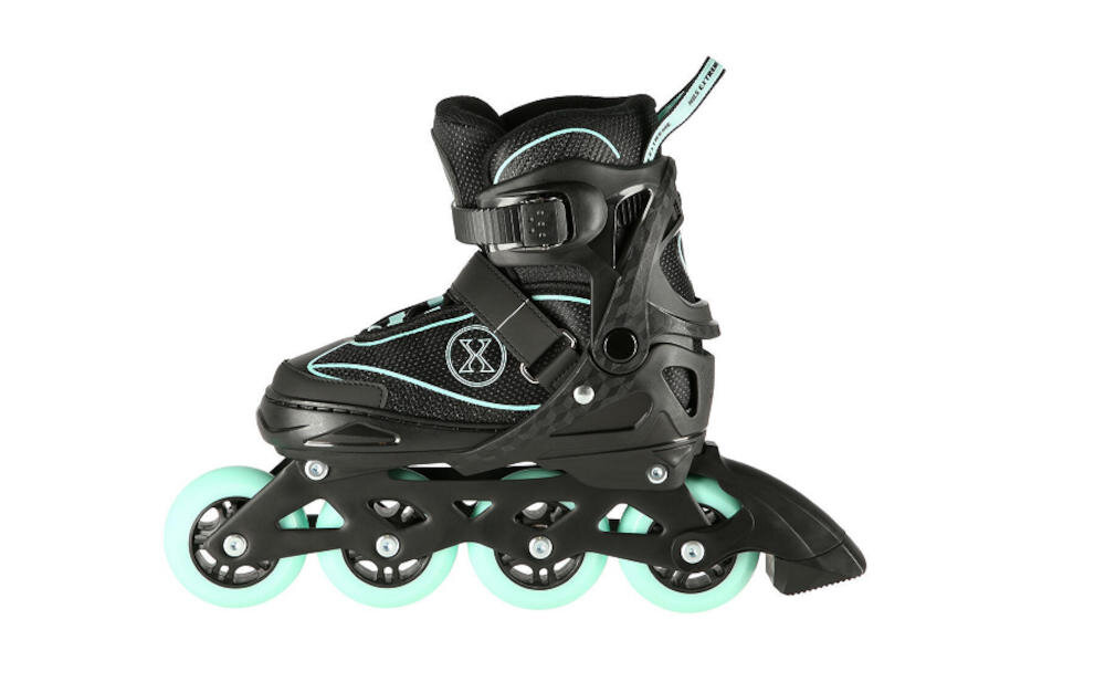 Czarno-miętowe łyżworolki z czterema kółkami i regulowanymi zapięciami. Widoczne logo producenta na pasku zapięcia.