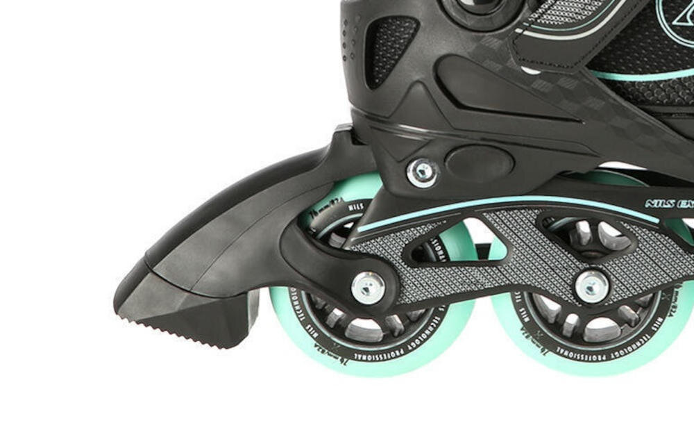 Fragment łyżworolki w kolorze czarno-miętowym z widocznymi trzema kółkami i elementami konstrukcyjnymi. Na kółkach widoczny jest napis \'NILS EXTREME\'.