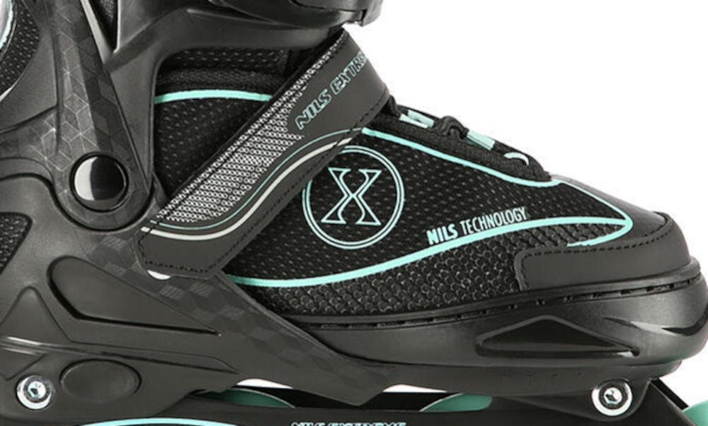 Czarno-miętowe łyżworolki z widocznymi napisami \'NILS EXTREME\' i \'NILS TECHNOLOGY\'. Na bocznej części znajduje się duże logo w kształcie litery X.