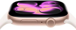 Apple Watch Series 11 z kopertą z aluminium w kolorze różowego złota, z paskiem sportowym w kolorze łagodnego różu, tarcza Lawa, prawa strona obudowy: pokrętło Digital Crown, mikrofon, przycisk boczny
