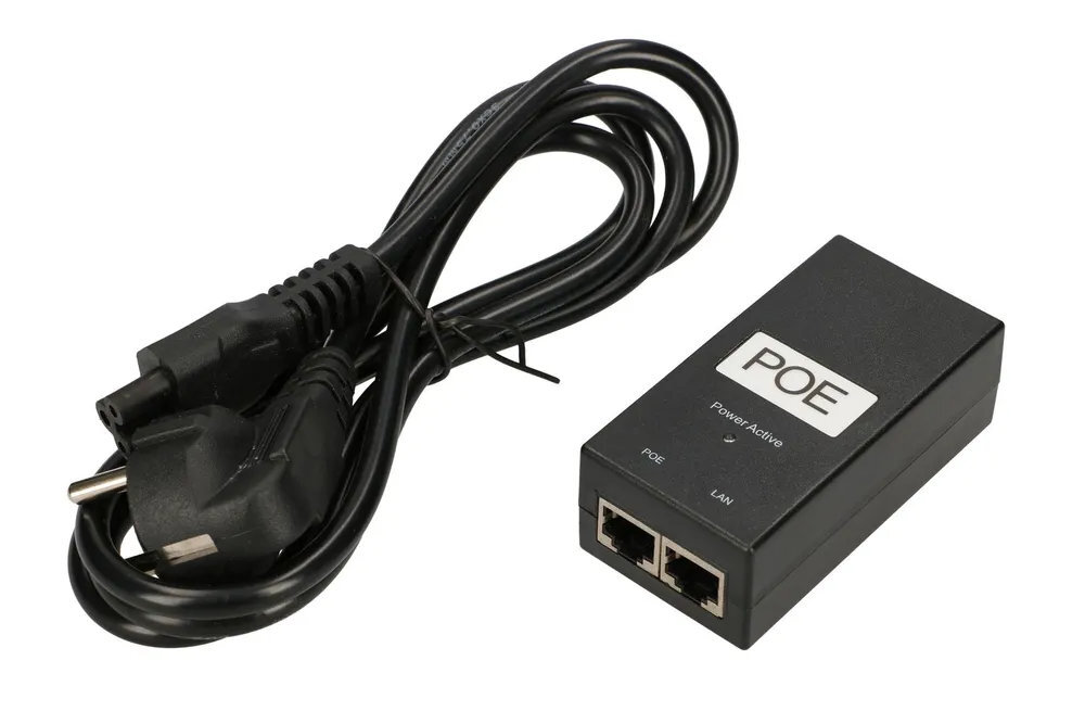 Zasilacz POE EXTRALINK kabel zasilający o długości 1,2 m złączem typu koniczyna oraz porty RJ45 urządzenia wymagającego zasilania patchcord i switch lub router domu, biurze i szafach rack - zasilacz z kablem na białym tle