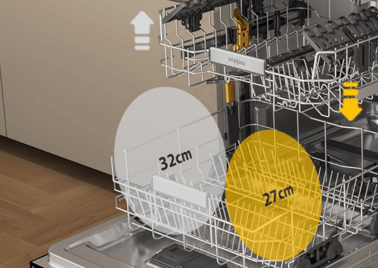Wnętrze zmywarki z widocznymi koszami na naczynia, oznaczone wymiarami 32 cm i 27 cm. Na jednym z koszy widoczne jest logo \'Whirlpool\'.
