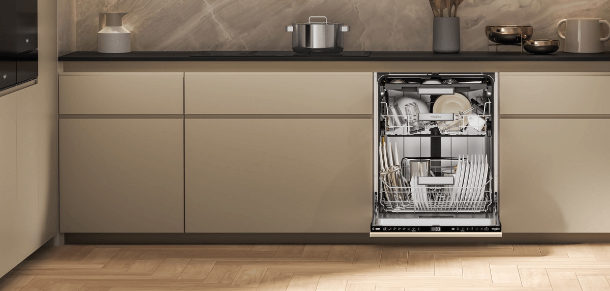 Kuchnia z otwartą zmywarką pełną naczyń, wbudowaną w szafki. Na blacie znajdują się garnki i naczynia dekoracyjne.