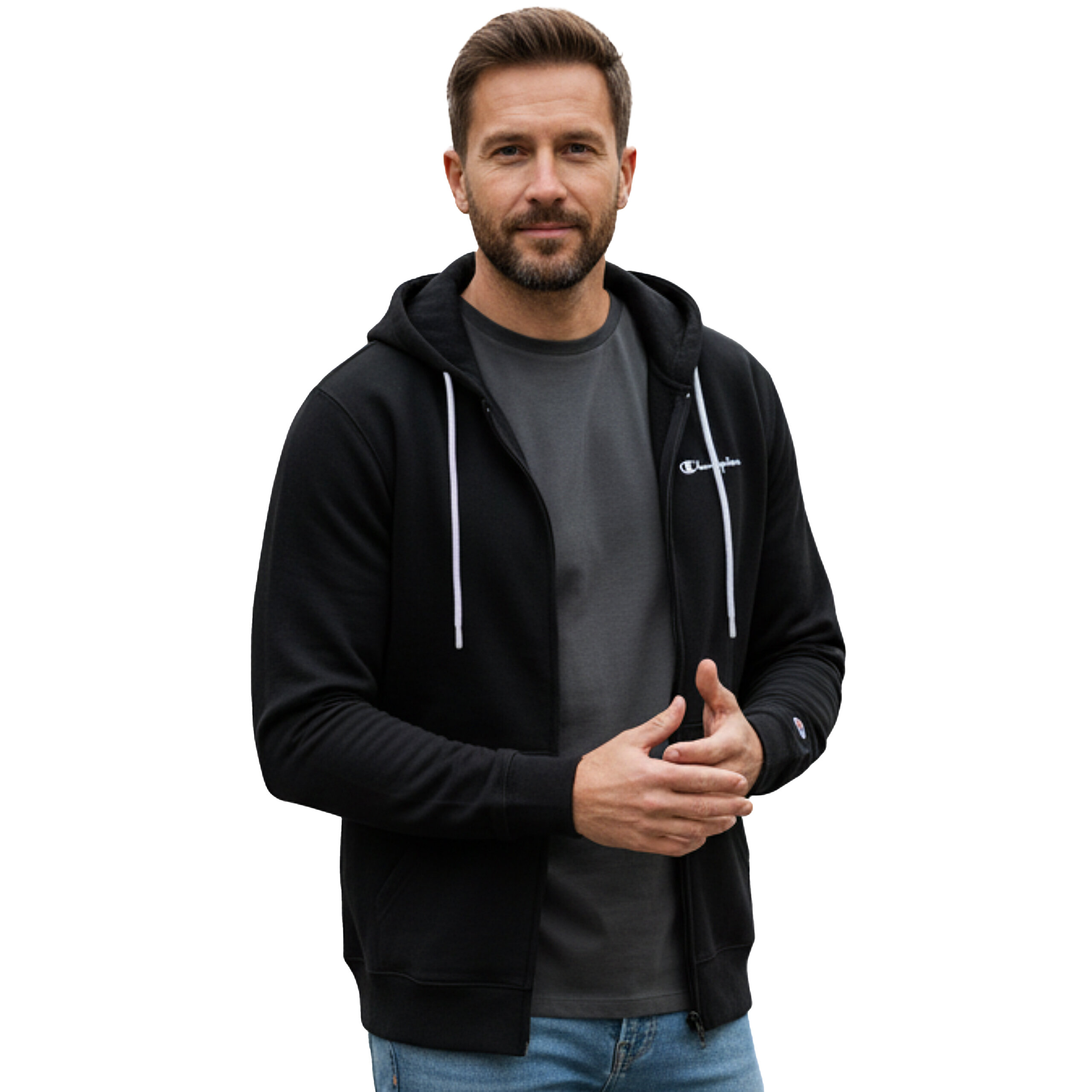 Czarna bluza z kapturem i białymi sznurkami, z widocznym logo \'Champion\' na piersi. Osoba nosi szarą koszulkę pod bluzą i niebieskie jeansy.