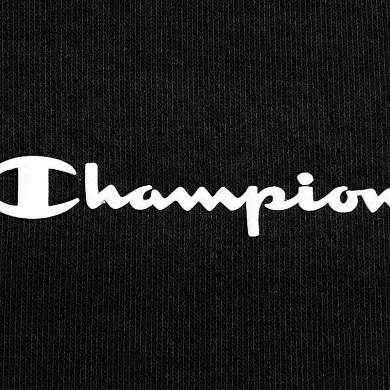Czarny materiał z białym napisem \'Champion\' w charakterystycznym stylu.