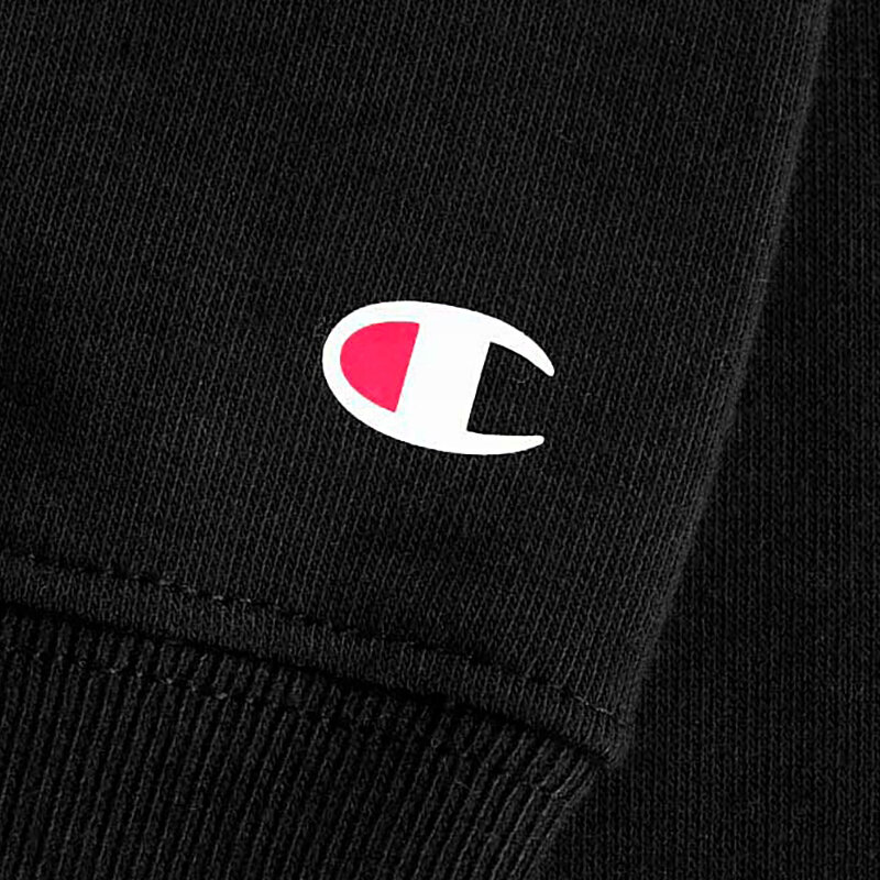 Czarna bluza z widocznym logo w kształcie litery \'C\' z czerwonym i białym wypełnieniem.