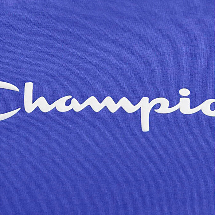 Niebieska bluza z białym napisem \'Champion\' na środku.
