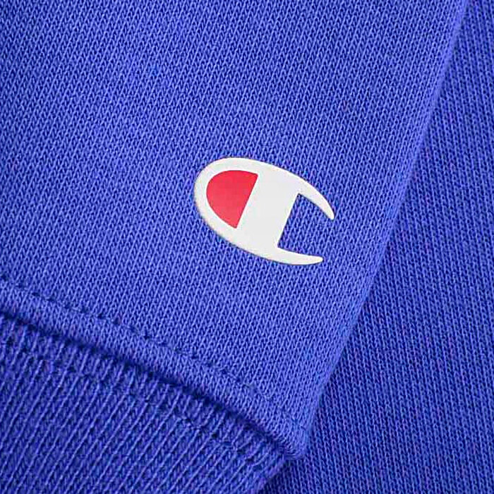 Niebieska bluza z widocznym logo w kształcie litery \'C\' z czerwonym i białym wypełnieniem.