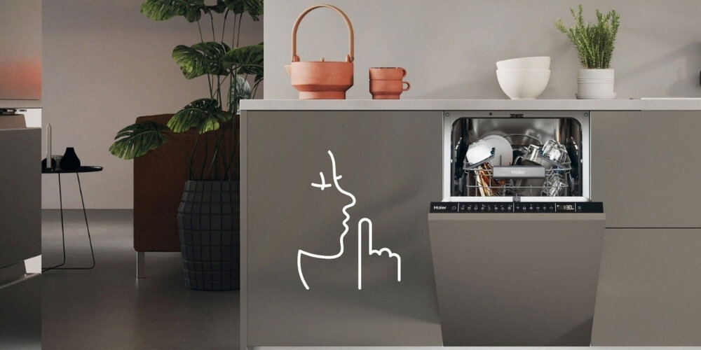 Zmywarka HAIER AI XI0C3TB3FB lifestyle otwarta naczynia załadunek kuchnia szare meble zabudowa ikona Cicha praca niski poziom hałasu około 43 dB