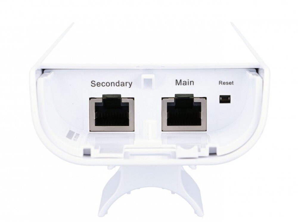 Punkt dostępu UBIQUITI NSM5 Zbliżenie na porty 'Secondary' i 'Main' oraz przycisk reset