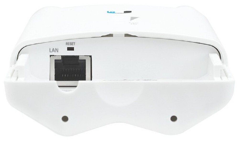 Punkt dostępu UBIQUITI Rocket 5AC Lite Zbliżenie na dolny panel urządzenia z widocznym portem Ethernet RJ-45 oraz przyciskiem resetu
