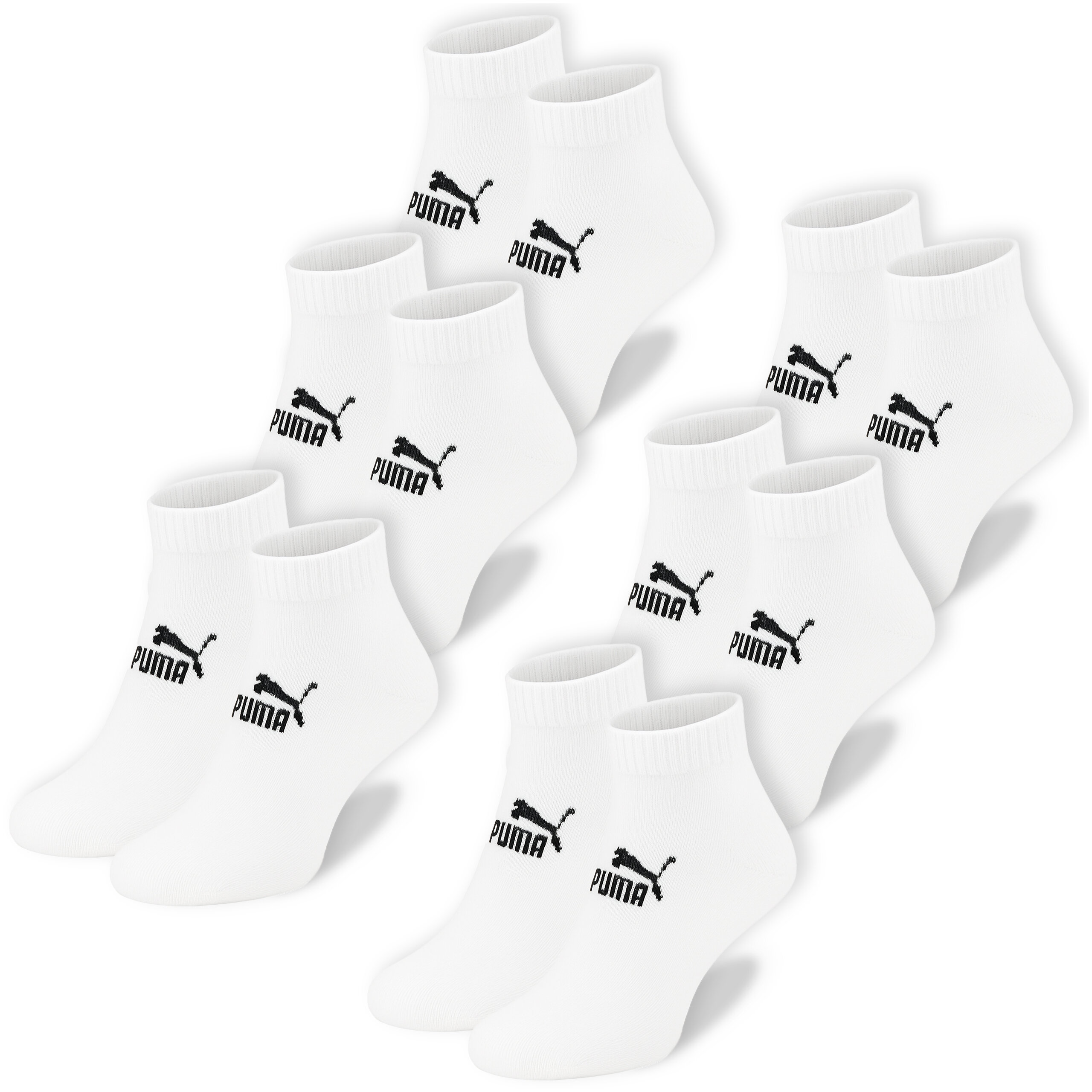 Na obrazie widoczne są białe skarpety z logo \'Puma\' w kolorze czarnym. Skarpety są ułożone w sześć par.