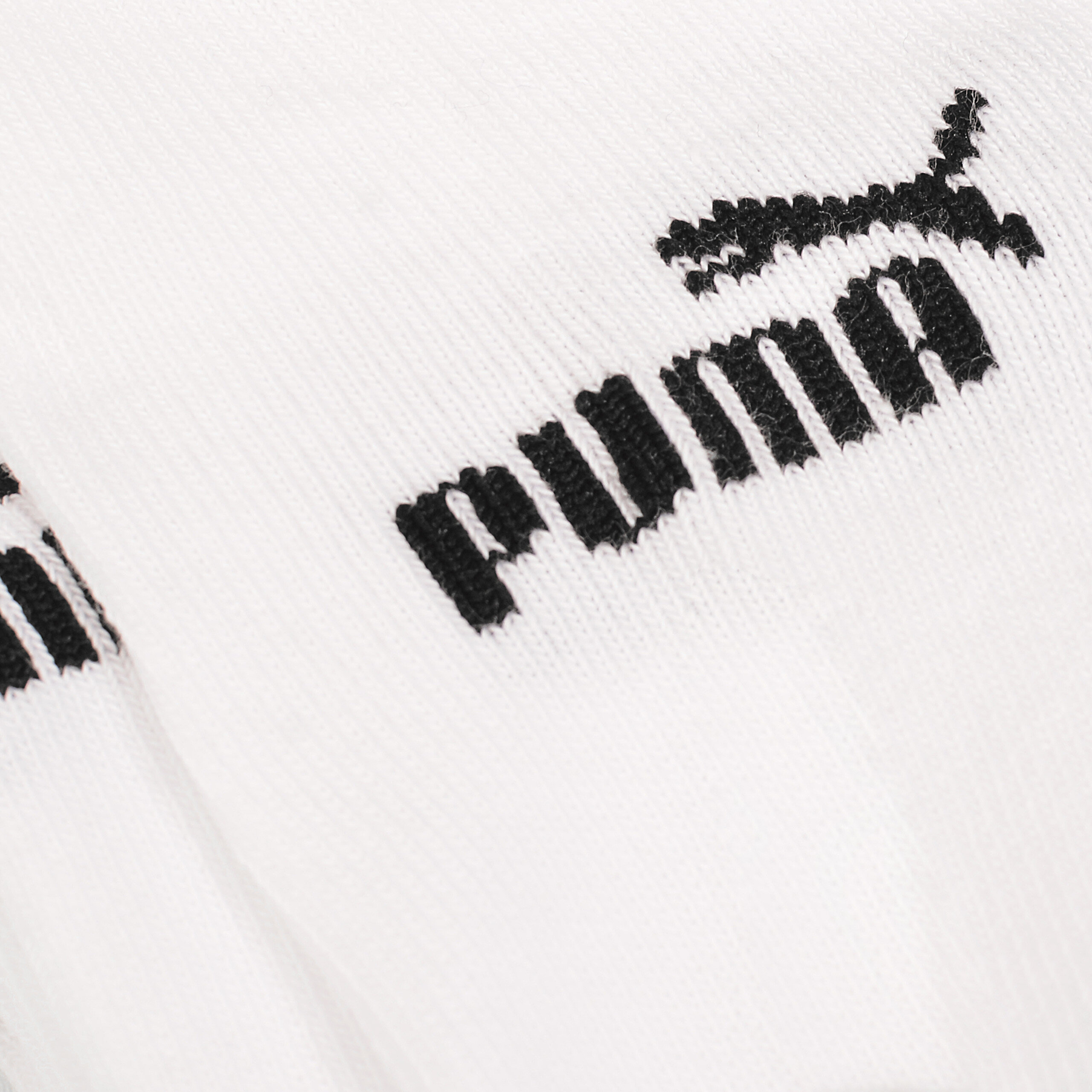 Białe skarpety z czarnym logo \'puma\' i sylwetką pumy.