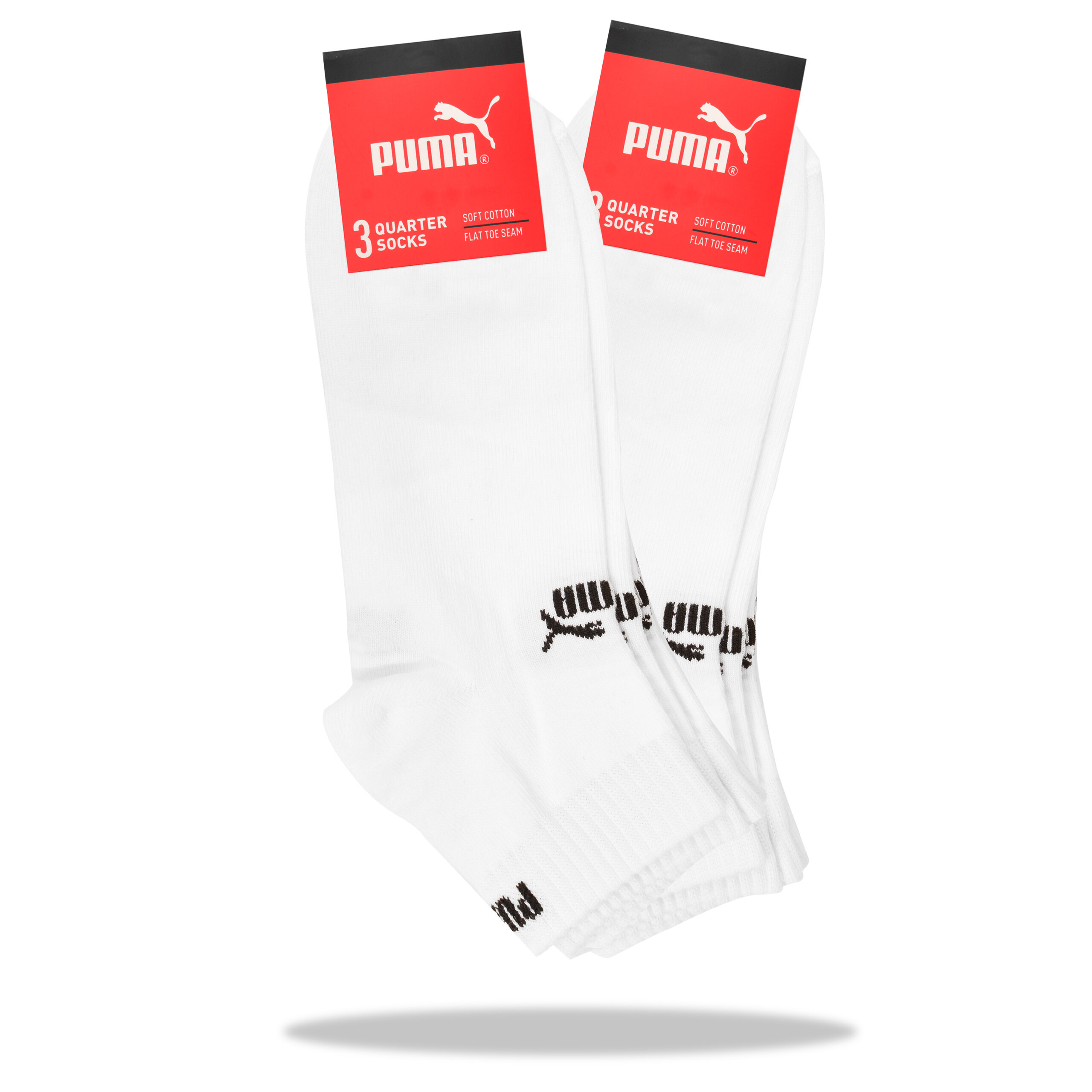 Na obrazie widoczne są białe skarpety z logo \'Puma\' oraz etykietą z napisem \'3 Quarter Socks\'.